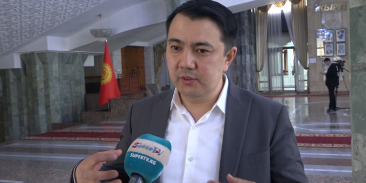 «Алтындын 30 пайызы Кыргызстанда калат». Марлен Маматалиев “Жер казынасы жөнүндө” мыйзамга өзгөртүү киргизүүнү сунуштады