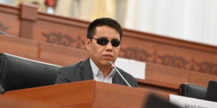 Депутат Бекешев: «Бизде керек болсо, Кумтөр маселесинен улам президент президент болуп шайланды»