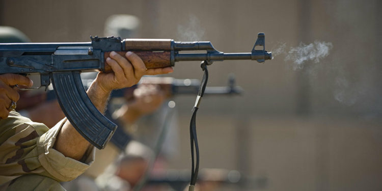 Кыргыз аскер кызматкери жаракат алды. Кыргыз-тажик чек арасында ок атышуу орун алды