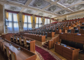 «Макул», «каршы» же «калыс». Депутаттар добуш берүүдөгү жооптордун варианттарын талкуулап жатышат