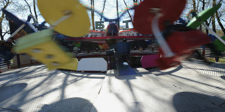 Жалал-Абаддагы аттракциондун отургучу сынып, 25 жана 18 жаштагы жарандар ооруканага түштү