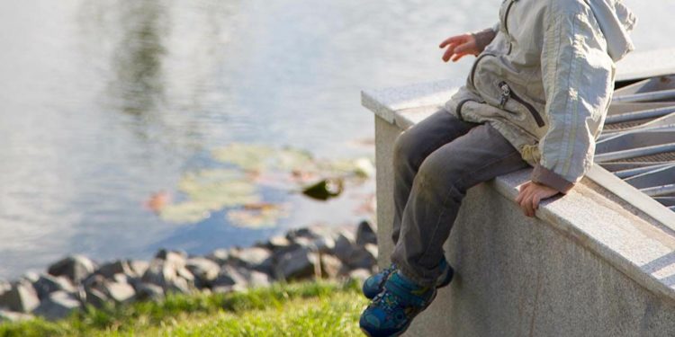 Жумгалда сууга агып кеткен бала: Атасы үйгө кирип, кайра чыгып эле уулун таппай калган