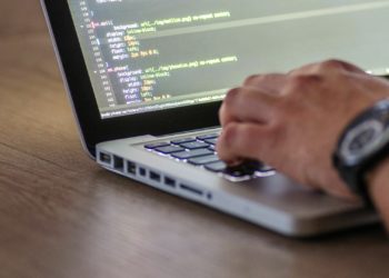 «Санариптик көчмөндөр» үчүн жагымдуу шарттарды түзүү боюнча тескемеге кол коюлду