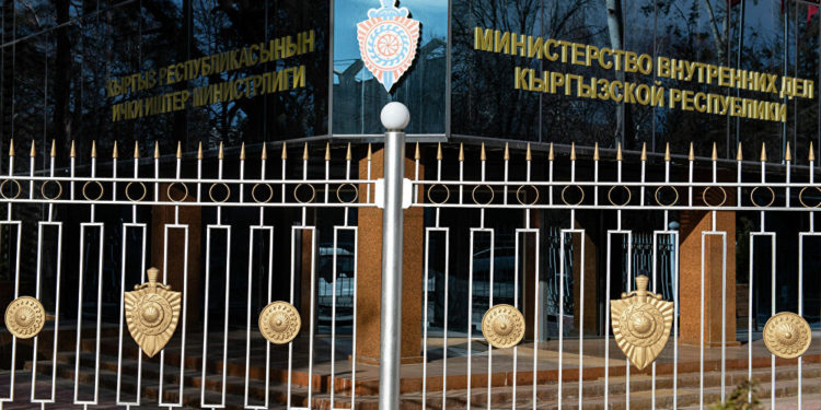 Тажикстандан Кыргызстанга мыйзамсыз өткөн баңги заттын ири партиясы. «Лексуста» бара жаткан 3 милиция кызматкери кармалды