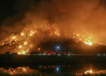 «Дем алууга аба жок калды». Индиядагы таштанды полигону бир нече күндөн бери өрттөнүп жатат (сүрөт)
