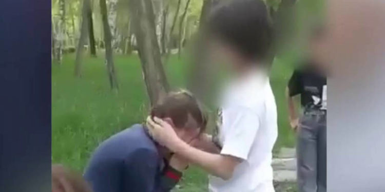 Окуучу кыз 4-класстын окуучусун сабаган видео тарады