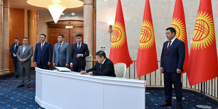 Президент Садыр Жапаров Кумтөр алтын кени боюнча глобалдык келишим түзүлгөнүн жарыялады