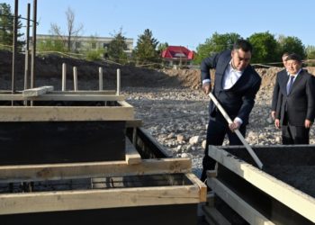 Садыр Жапаров президенттин администрациясынын жаңы имаратынын курулушуна капсула салды