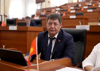 Абдыбахаб Боронбаев ант берип, депутаттык ишмердүүлүгүнө киришти