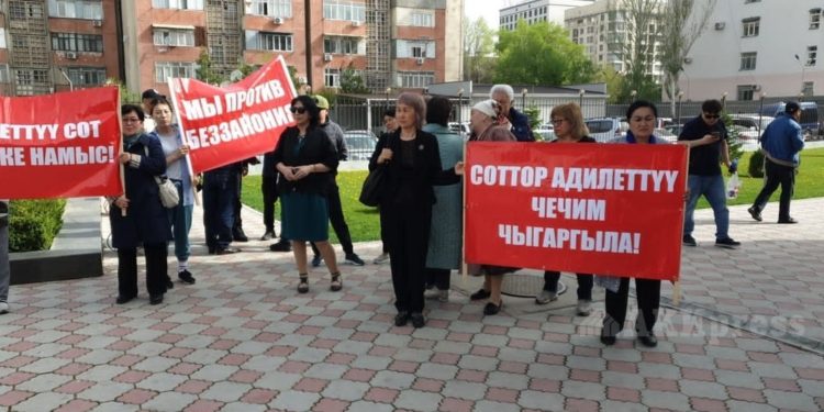 Биринчи Май райондук сотунда Алмазбек Атамбаевди колдогон митинг өтүп жатат