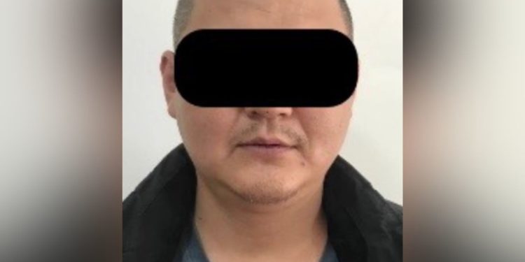 Бишкектин тургунунун үйүнөн тапанча жана гранатага окшош зат табылды