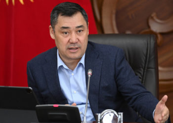 «Тынч иштетесиңерби?» Президент иш сапардан кийин жасалып жаткан иштердин ийне-жибине чейин айтып берерин билдирди