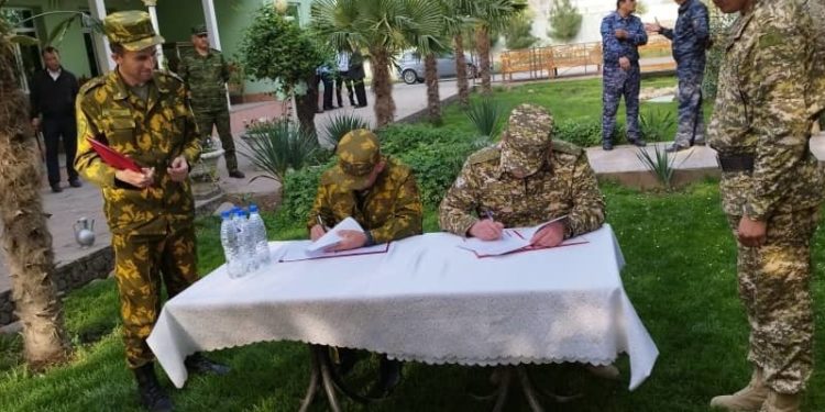 Кыргыз-тажик делегациялары протоколго кол коюшту. Эмне макулдашылды?