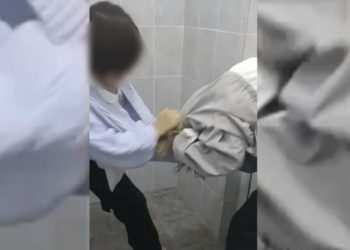 Бишкекте мектептин дааратканасында окуучу кыздар мушташты. Кыздардын бири буга чейин бакта окуучуну сабаган (видео)