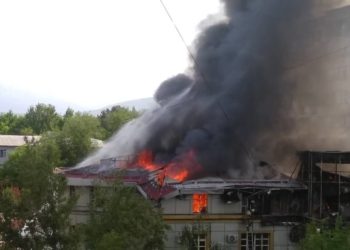 Бишкекте Байтик Баатыр көчөсүндөгү имарат өрттөнүп жатат