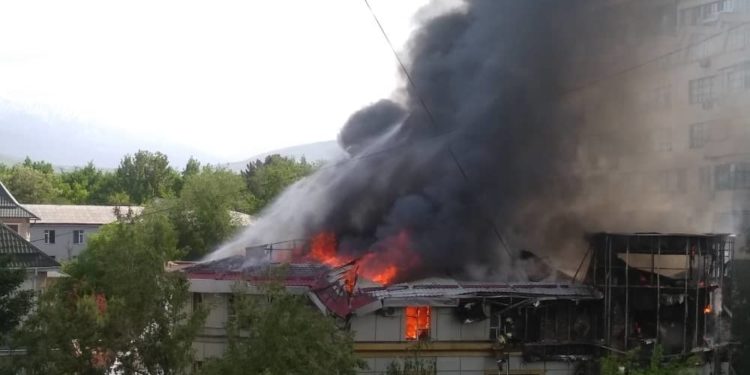 Бишкекте Байтик Баатыр көчөсүндөгү имарат өрттөнүп жатат