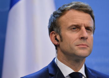 Шайлоочулар менен жолугушууда Эммануэль Макронго помидор ыргытышты (видео)