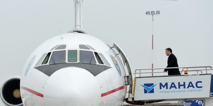 Садыр Жапаров Азербайжанга жубайы менен кошо учуп кетти. Кыргыз делегациясынын тизмеси