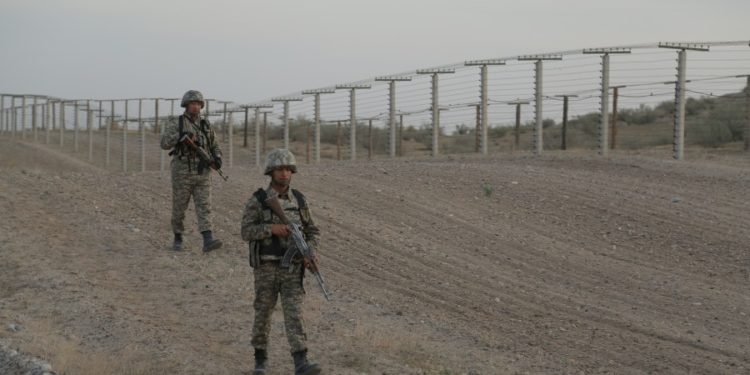 Кыргыз-тажик чек арасында окоптордун казылышы. Эки өлкөнүн чек ара өкүлдөрү жолукту