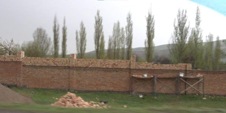 «Ала-Арча» мамлекеттик резиденциясынын тосмосу бийиктетилип жатат