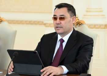 «Көз айнексиз карасам тумандап же чагылышат». Садыр Жапаров эмне үчүн Бакуга көз айнекчен барганын айтты