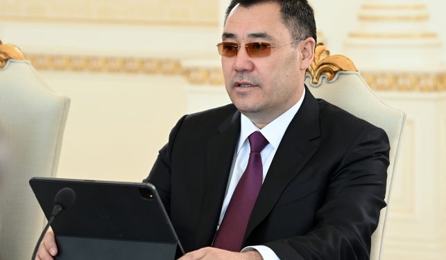 «Көз айнексиз карасам тумандап же чагылышат». Садыр Жапаров эмне үчүн Бакуга көз айнекчен барганын айтты