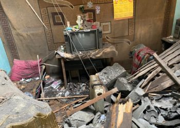 Бишкекте көп кабаттуу үйдүн дубалынын коңшу үйгө урашы. Камакка алынган 2 прораб үй камагына чыкты