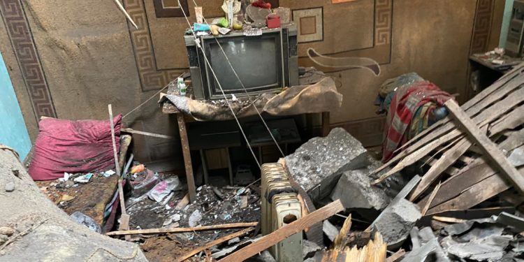 Бишкекте көп кабаттуу үйдүн дубалынын коңшу үйгө урашы. Камакка алынган 2 прораб үй камагына чыкты