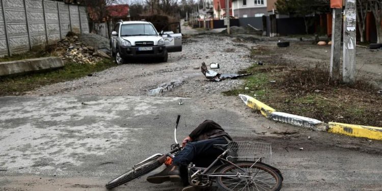 Украинанын Буча шаарындагы жүрөк үшүн алган сүрөт-видеолор боюнча Зеленский жана Орусиянын Коргоо министрлиги үн катты