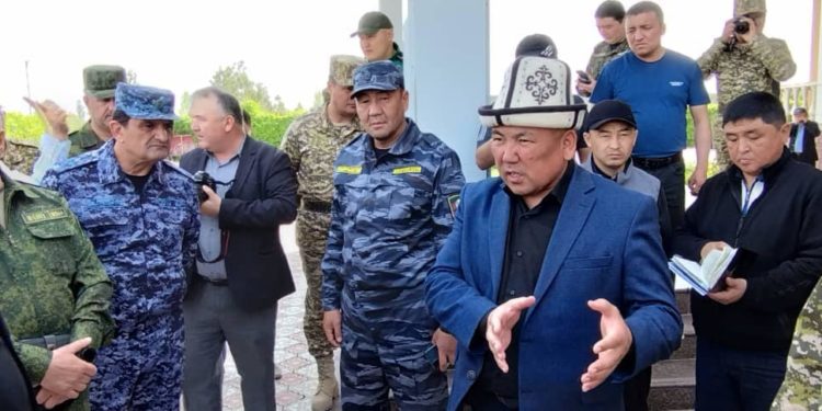 Чек арадагы абалды жөнгө салуу боюнча Алимбаев менен Ахмадзоданын жолугушуусу башталды