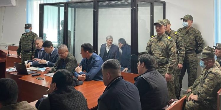 «Атамбаев бир кубарып, бир кызарып жатты» дейт жактоочусу. Экс-президентти 47-колонияга Тез жардам менен алып кетишти