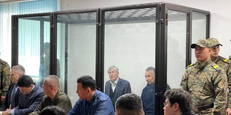 Сот залында экс-президент Алмазбек Атамбаевдин абалы начарлап, Тез жардам чакыртылды