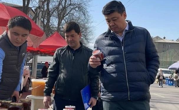 Төрөбаев бааларга өзү көз жүгүртүп, жарманке менен дүкөндөрдү кыдырды