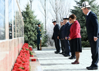 Президент Садыр Жапаров Апрель революциясынын баатырларын эскерди