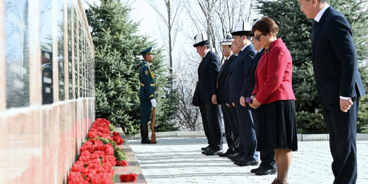 Президент Садыр Жапаров Апрель революциясынын баатырларын эскерди
