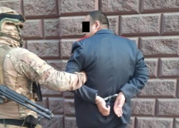 Бишкектин Биринчи Май райондук милициясынын тергөөчүсү опузалап пара алууга шектелип кармалды