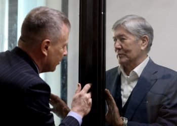 «Бул башаламандык». Экс-президент Атамбаев сот залында айнек тосмону дагы ургулады