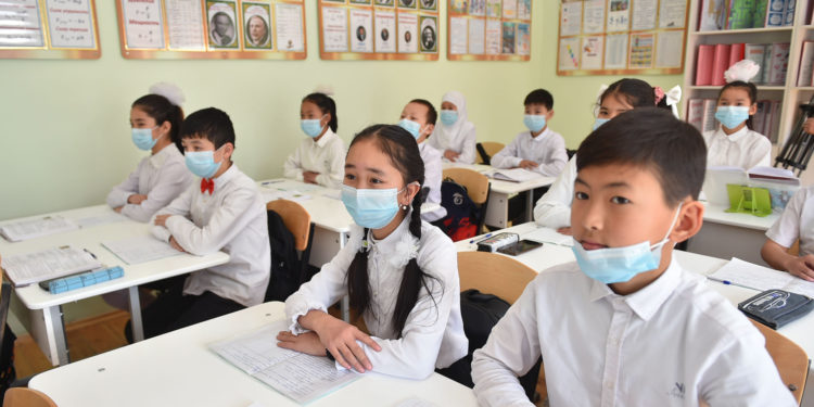 Окуучулар 12 жылдык билим алууга эмне үчүн өтүшү керек? Министрликтин түшүндүрмөсү