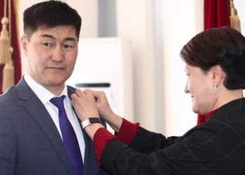 БШК Жогорку Кеңештин депутаты Шайлообек Атазовго төш белги тапшырды