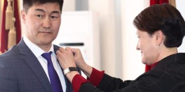 БШК Жогорку Кеңештин депутаты Шайлообек Атазовго төш белги тапшырды