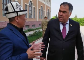 Чек арадагы абалды жөнгө салуу боюнча Алимбаев менен Ахмадзоданын жолугушуусу башталды