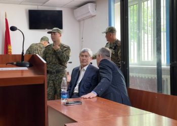 «Мени бардык жерде жакшы тосуп алышат». Алмазбек Атамбаев аны 27-абакта кандай тосуп алышканын айтты