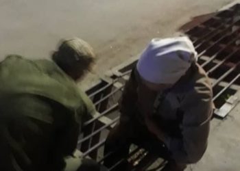 Жалал-Абадда 39 жаштагы аялдын буту көчөдөгү темир торчого кыпчылып калган