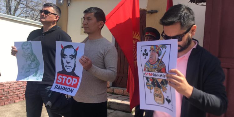 Тажикстандын Кыргызстандагы элчилигинин алдында митинг өттү