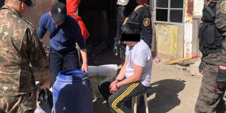 26 килограмм гашиш. Ысык-Көлдүн тургунунун үйүнөн баңгилик лаборатория аныкталды