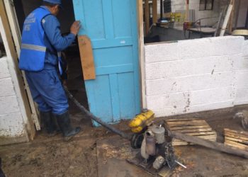 Чүйдө канал жарылып, үйлөрдүн короосун суу каптады