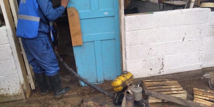 Чүйдө канал жарылып, үйлөрдүн короосун суу каптады