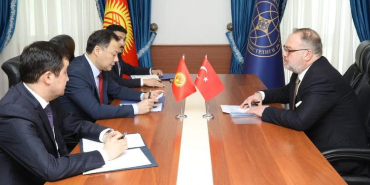 Министр Казакбаев Түркиянын Кыргызстандагы элчисин кабыл алды