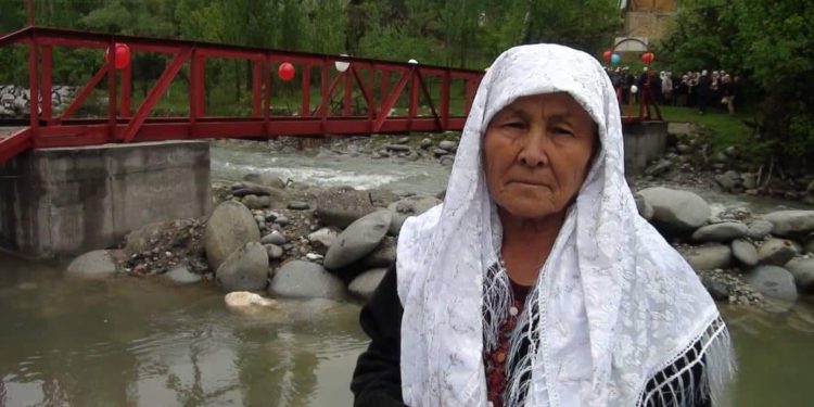 «Пайдалуу иш жасагым келди». Баткенде тургун ажылык зыяратка топтогон акчасына көпүрө куруп берди (сүрөт)