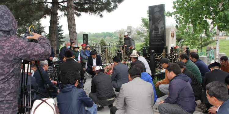 Белгилүү төкмө акын, комузчу, обончу Элмирбек Иманалиевдин эстелиги орнотулду